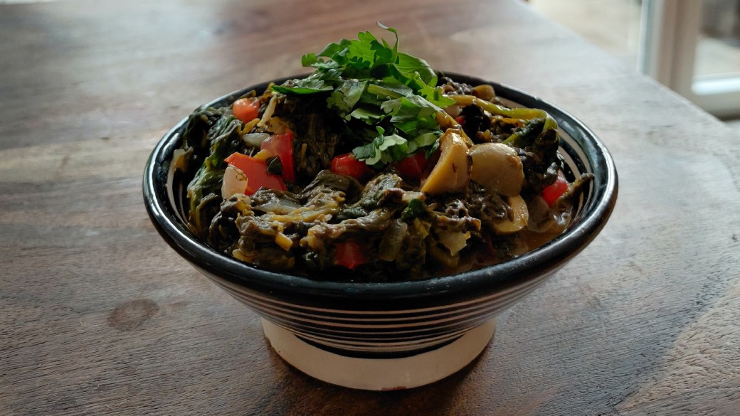 Bakkoula (Spinatsalat mit Oliven und eingelegten Zitronen)