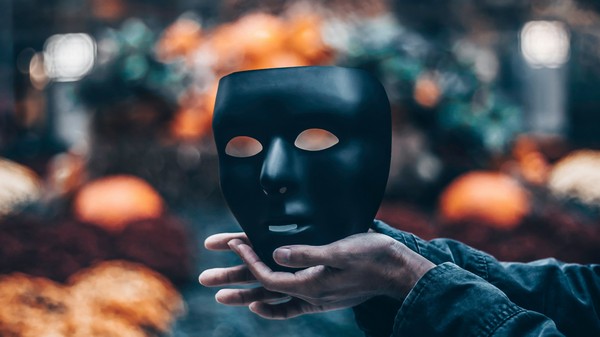Die Maske, Foto: John Noonan auf unsplash
