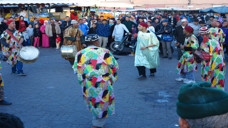 Lieber mit Al Qarqaba seinen Lohn verdienen, Halqa in Jamaa ElFna, Foto: Eberhard Hahne