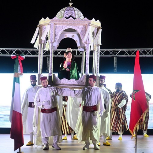 Märchenfestival 2026. Mexikanische Botschafterin in der Senfte. Bild von Maroc des contes mit Hilfe von ChatGPT optimiert