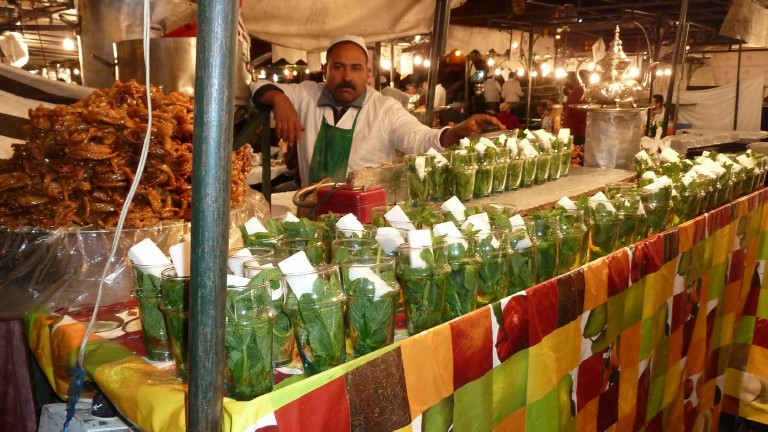 Marrakech, mit der Kutsche in die Medina. Wie wäre es mit einem Minztee mit etwas Zucker?