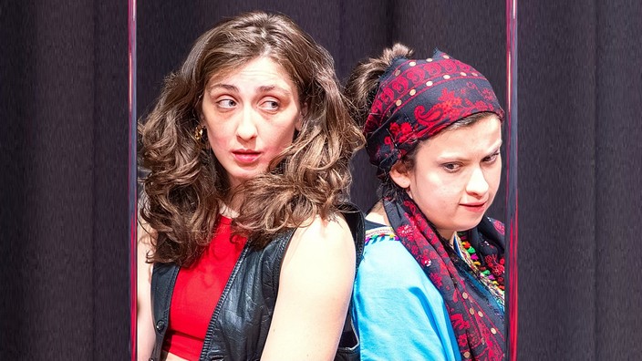 Fatima und Ahlam Theaterstueck Jeder hat sein eigenes Grab Foto Marouan Aouragh