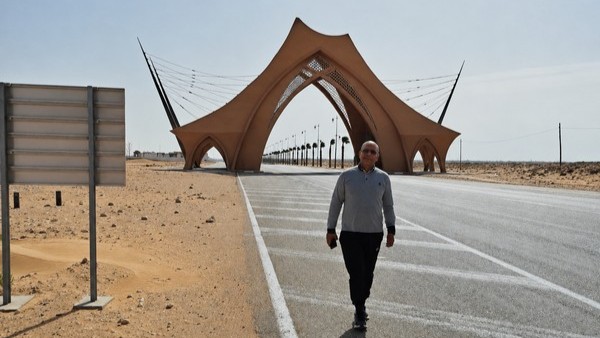 Mustapha Laghtiri in Laayoune am Tor zur Stadt