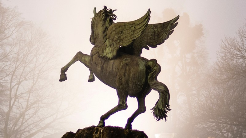 Wer profitiert von der Pegasus-Software-Affäre?, Foto: Salzburg Mirabellgarden "Pegasus" von Hans Peter Traunig auf unsplash.com