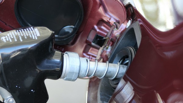 Wettbewerbswidrige Praktiken der Ölkonzerne, Foto: Dawn Mcdonald auf unsplash.com