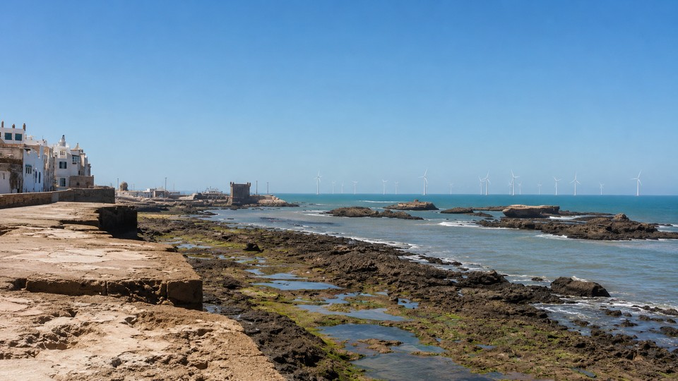 Fiktiver Offshore Windpark vor Essaouira. Bild durch KI ergänzt Fiktiver Offshore Windpark vor Essaouira. Bild durch KI ergänzt