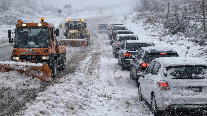 Schneeeinbruch im hohen Atlas. Foto mit Hilfe von ChatGPT erweitert