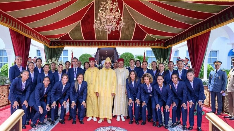König Mohammed VI und die marokkanische Frauen-Fußballmannschaft König Mohammed VI und die marokkanische Frauen-Fußballmannschaft