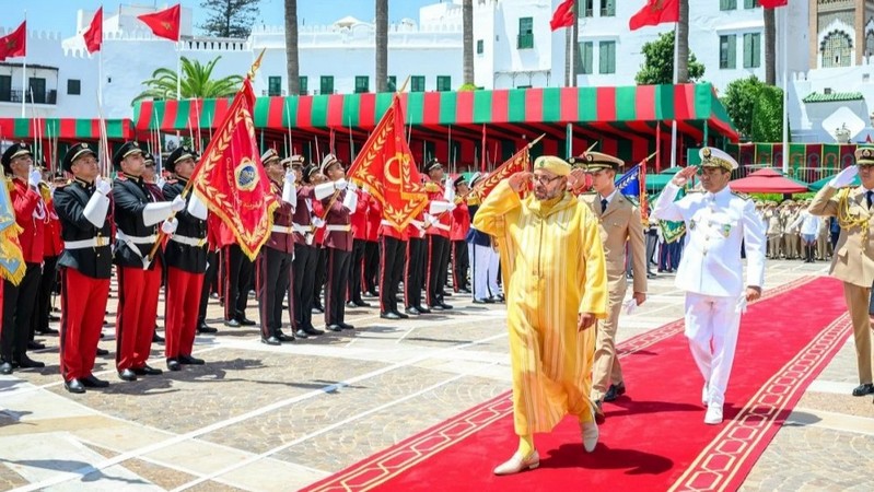 Mohammed VI salutiert die mar. Fahne Mohammed VI salutiert die mar. Fahne