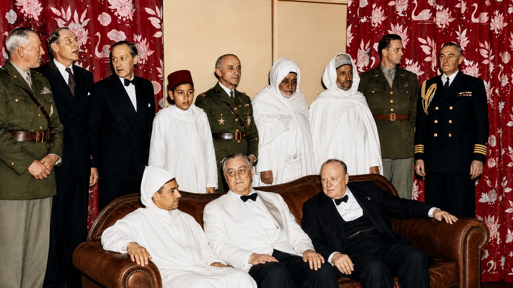 Casablanca-Konferenz 1943 mit Mohammed V., dem Kronprinz Moulay Hassan, US-Präsident Roosevelt, Churchill und Mitglieder der US-, FR- und MA- Delegationen. Foto U.S. Foto U.S. National Archive Casablanca-Konferenz 1943 mit Mohammed V., dem Kronprinz Moulay Hassan, US-Präsident Roosevelt, Churchill und Mitglieder der US-, FR- und MA- Delegationen. Foto U.S. Foto U.S. National Archive
