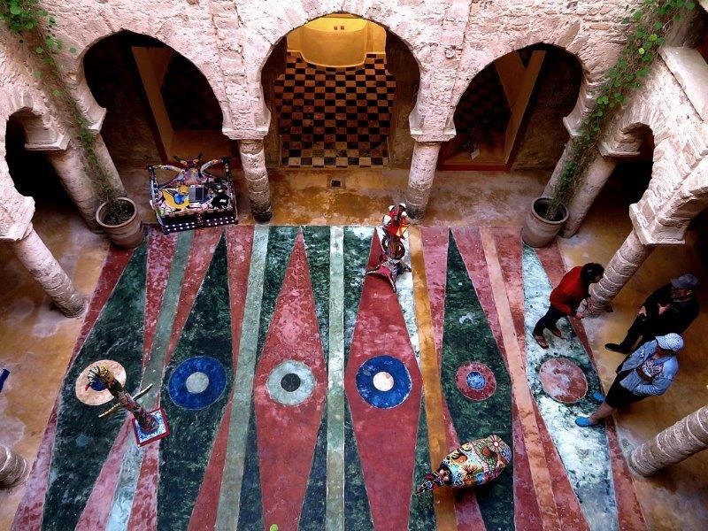 Farbig gestalteter Fussboden des Innenhofs, Foto: marokko-erfahren.de