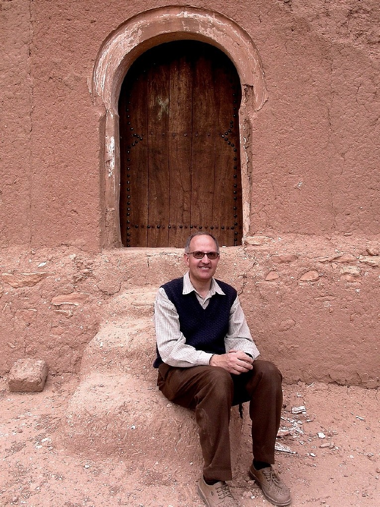 Roger Mimo vor dem Eingang der Moschee Ikelane, 2005, Foto: Roger Mimo