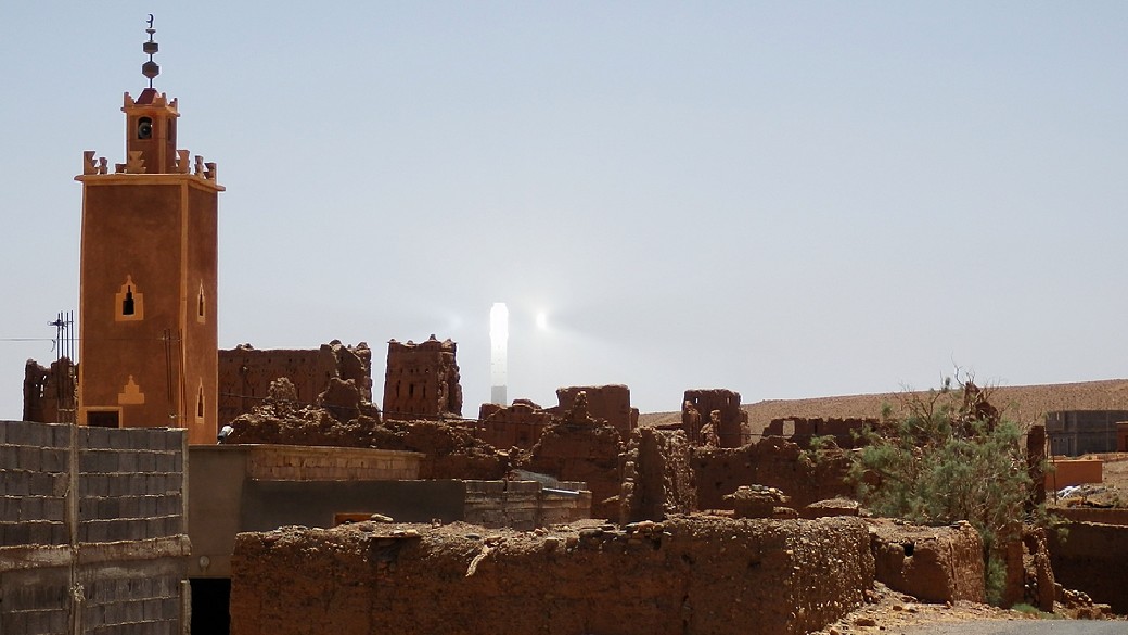 Zwischen Vorgestern und Übermorgen, Blick aus Agor auf den Turm von Noor III, Foto: marokko-erfahren.de